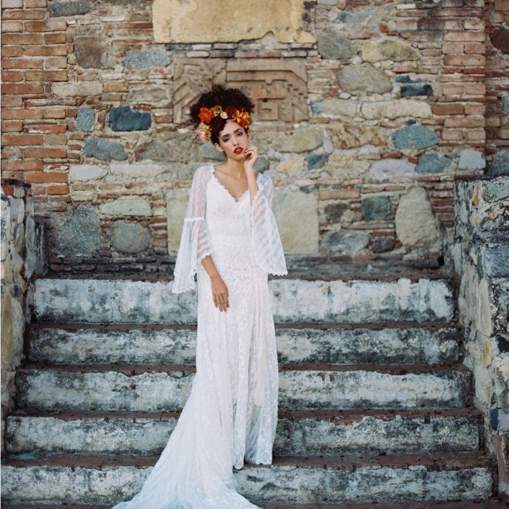 Elegant White Lace Wedding Dress - Picture 5 of 6
